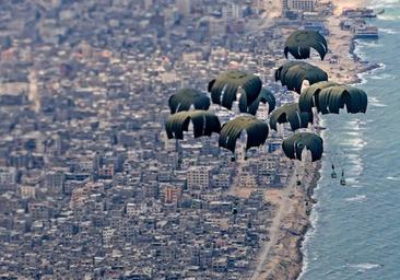 Doce civiles mueren ahogados al intentar recuperar paquetes de comida lanzados al mar en Gaza