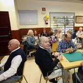 Varios pensionistas en un centro de mayores.