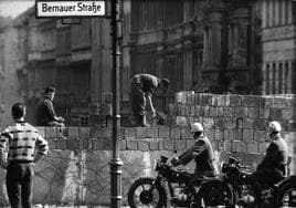 Dos obreros construyen el Muro de Berlín en agosto de 1961.