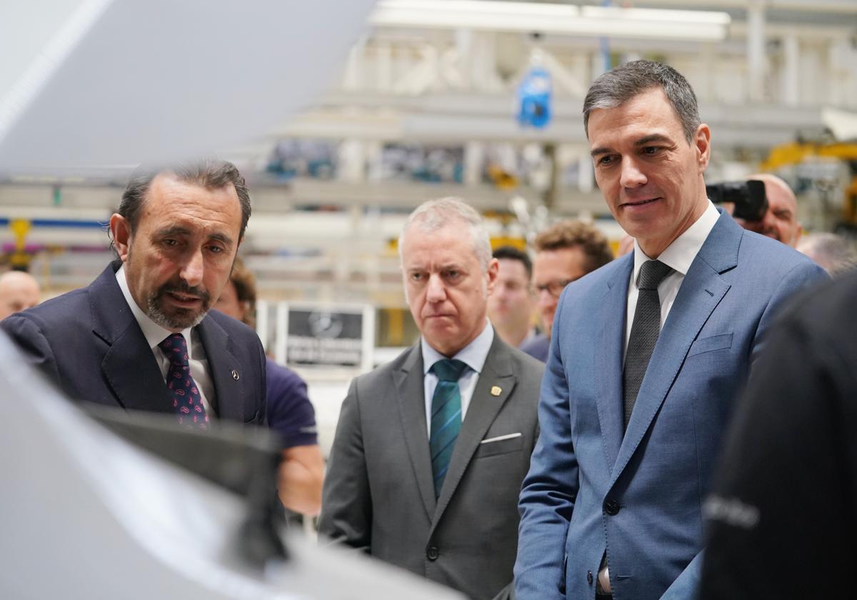 El presidente, Pedro Sánchez, en la factoría de Mercedes en Vitoria junto al lehendakari, Iñigo Urkullu