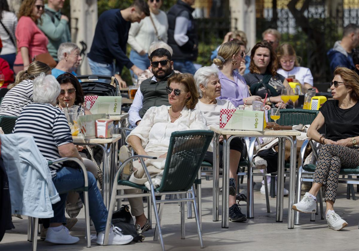 Varias personas, en una terraza de Valencia.