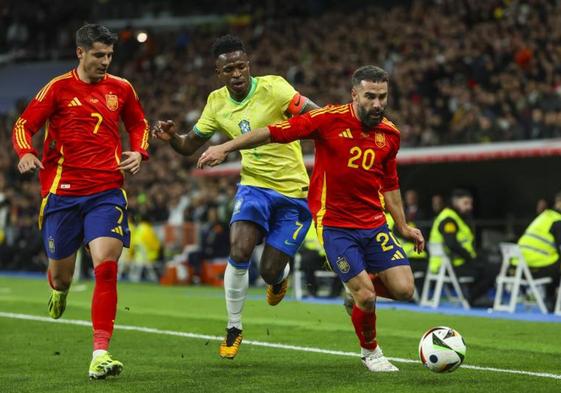 Morata, Vinicius y Carvajal, durante el España-Brasil disputado en el Bernabéu.