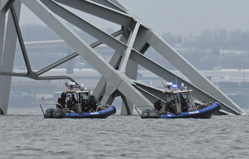 Dos embarcaciones de la Policía rastrean entre los restos en busca de los seis trabajadores desaparecidos.
