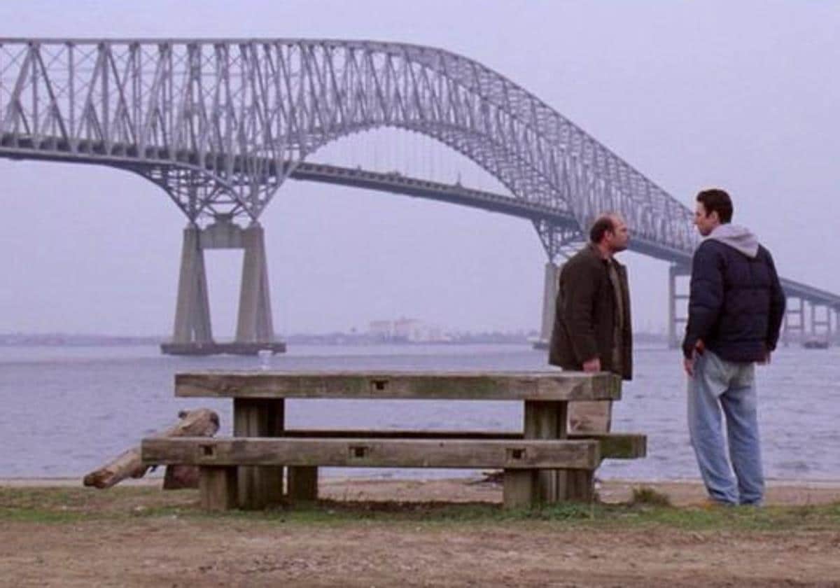 Köprünün düzenli olarak yer aldığı 'The Wire' serisinden bir kare.