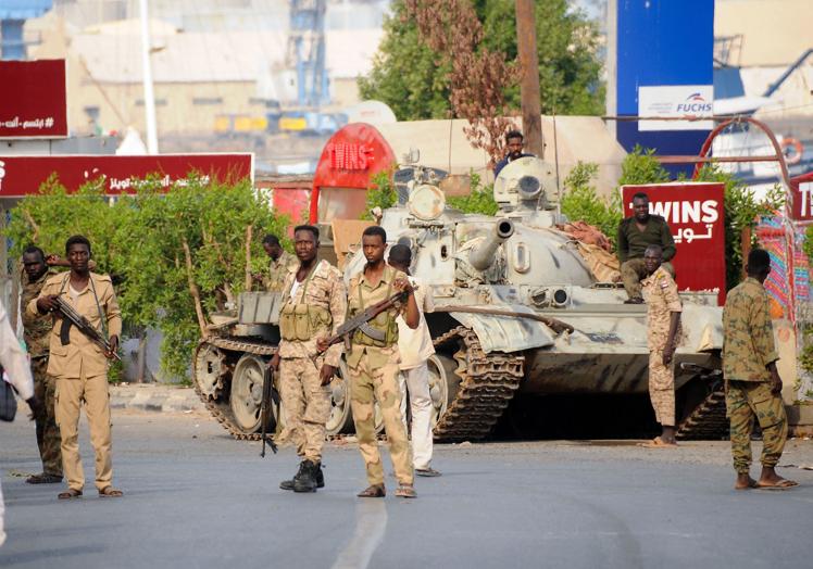 Fuera de Ucrania y Gaza también hay tanques en las calles. Estos están en Sudán.