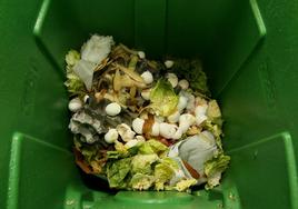 Restos de comida en un cubo de basura.
