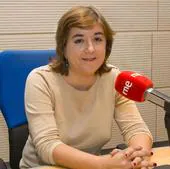 La nueva presidenta interina de RTVE, Concepción Cascajosa, frente a un micrófono de RNE.