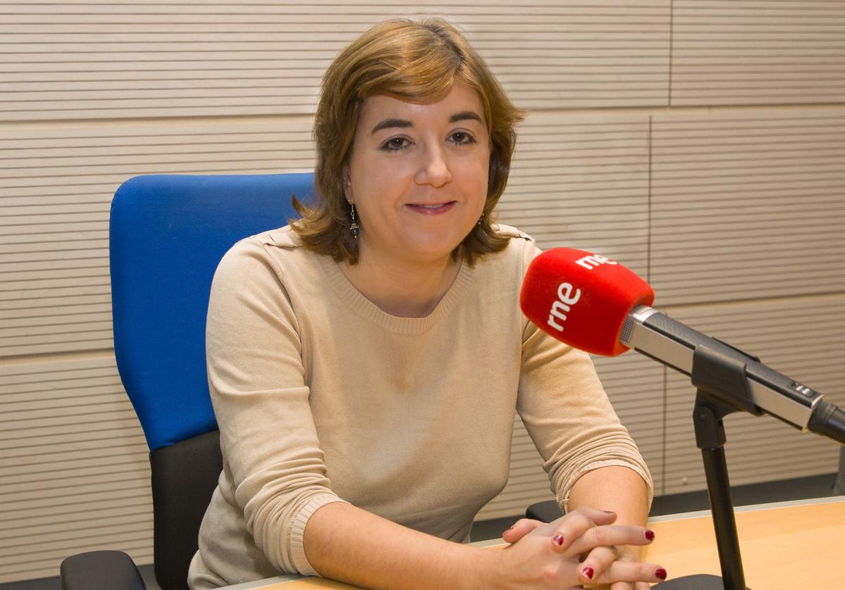 La nueva presidenta interina de RTVE, Concepción Cascajosa, frente a un micrófono de RNE.