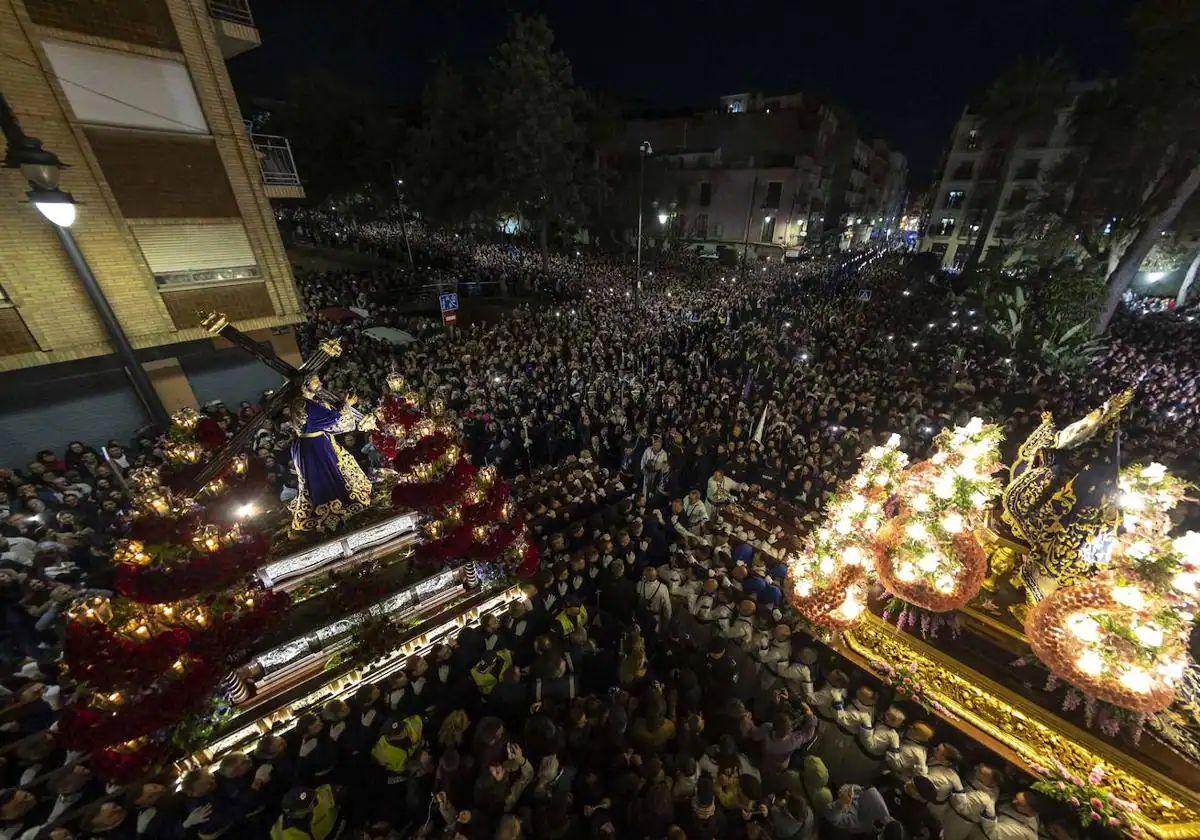 Plaza del Lago, en Cartagena, abarrotada para disfrutar del Encuentro entre el Jesús Nazareno y la 'Pequeñica'.