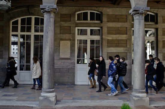 Jóvenes conversan en el patio del instituto.