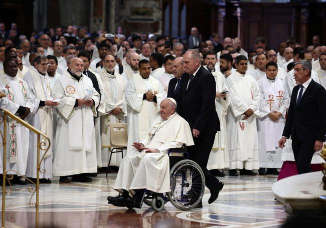 El Papa llega a la Basílica de San Pedro para la misa.