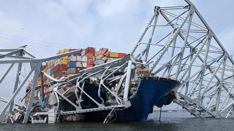 De los 4.700 contenedores que portaba el barco, más de medio centenar han sufrido roturas o acabado en el agua.