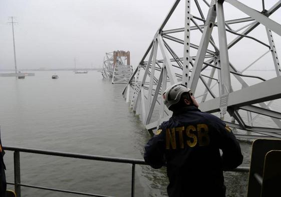 Un investigador de la agencia federal encargada de los accidentes en el transporte civil analiza la estructura del puente de Baltimore.