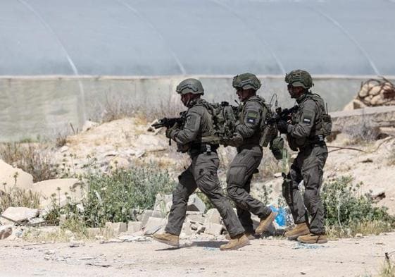 Miembros del ejército israelí inspeccionan el lugar de un tiroteo en Al-Awja, en Cisjordania.