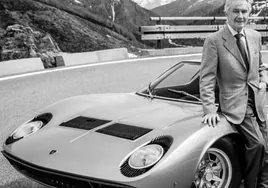 Marcello Gandini (1938-2024) junto al Lamborghini Miura