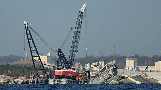 Comienzan las tareas de desescombro en Baltimore con «las mejores mentes» y una grúa que levanta mil toneladas