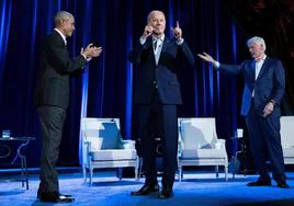 Barack Obama, Joe Biden y Bill Clinton, en el acto celebrado el viernes en el Radio City Music Hall de Nueva York.