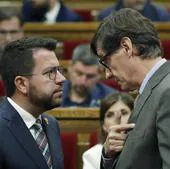 Pere Aragonès y Salvador Illa, durante una sesión en el Parlament.