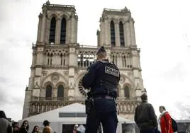 Un agente vigila en el exterior de la catedral de Notre-Dame en París.