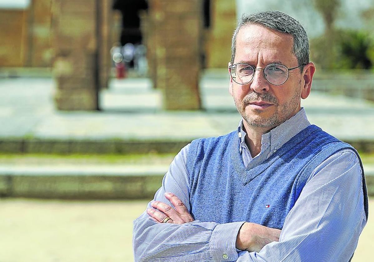 Rafael Narbona, ante el templo de Debod, donde tuvo la última conversación con su padre.