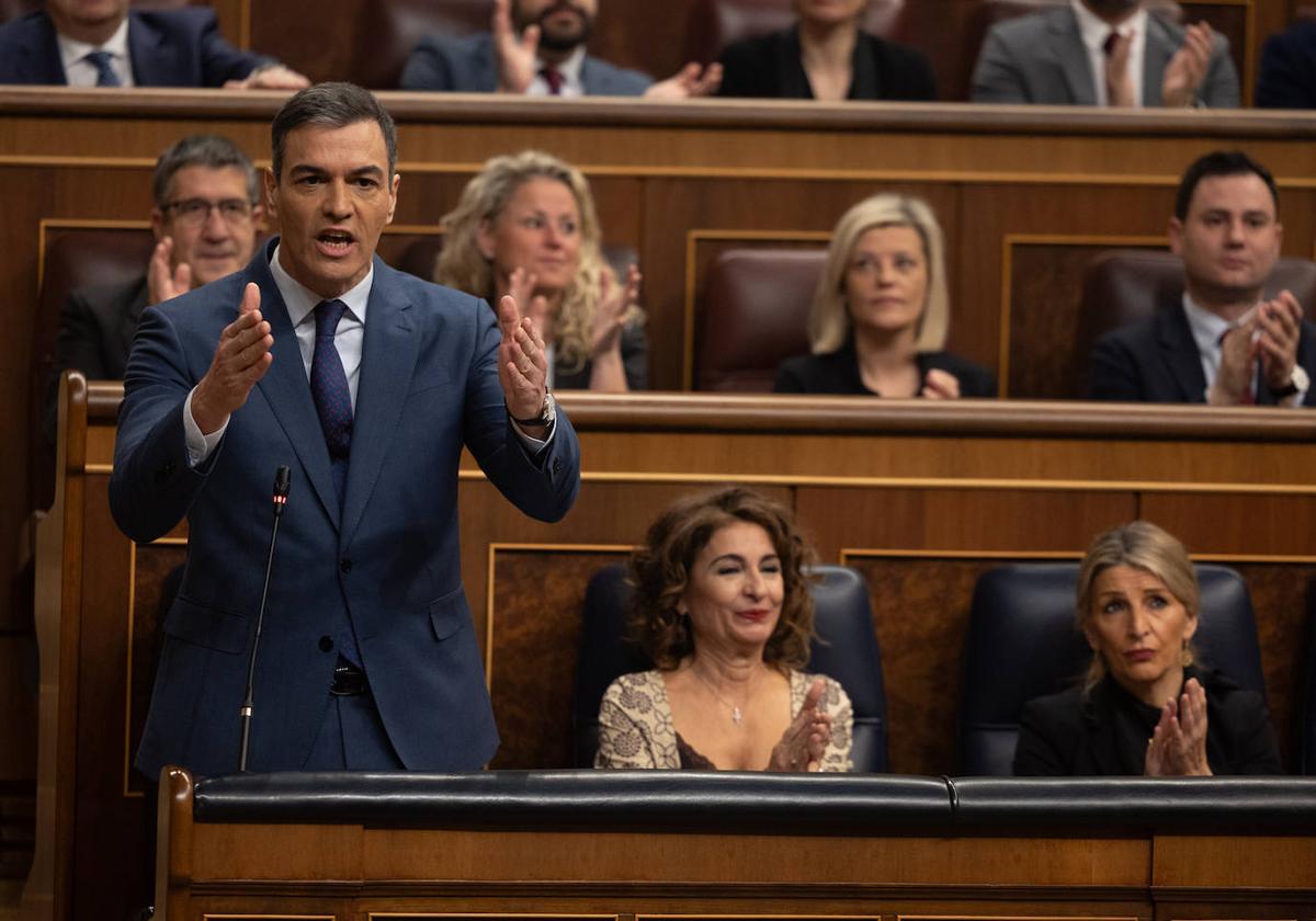 Sánchez responde a Feijóo durante una sesión de control en el Congreso.