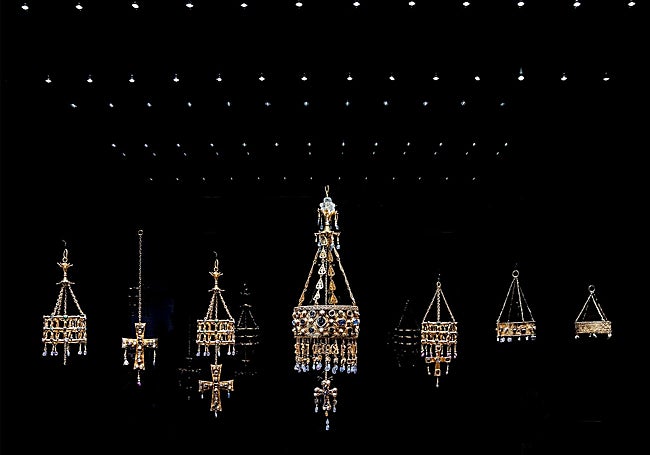 Tesoro de Guarrazar, siglo VII. Piezas de oro , cobre, gemas, perlas, cristal de roca y vidrio halladas en este pueblo toledano.