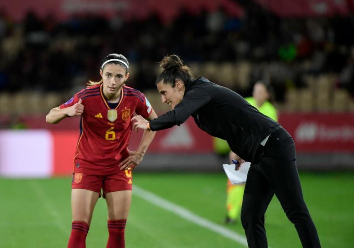 Aitana Bonmatí recibe instrucciones de la entrenadora, Montse Tomé