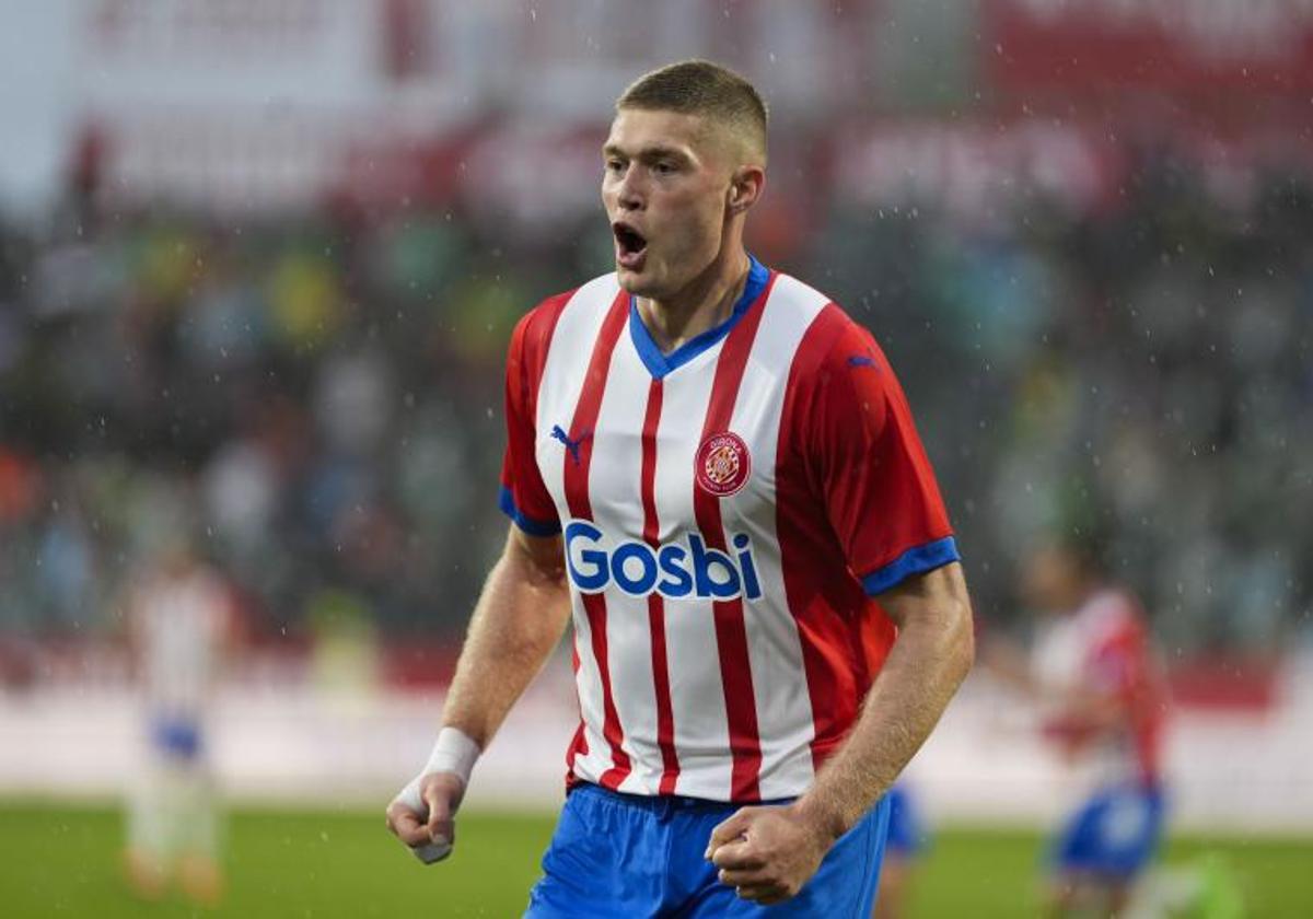 Artem Dovbyk celebra uno de los dos goles que anotó el domingo ante el Betis.