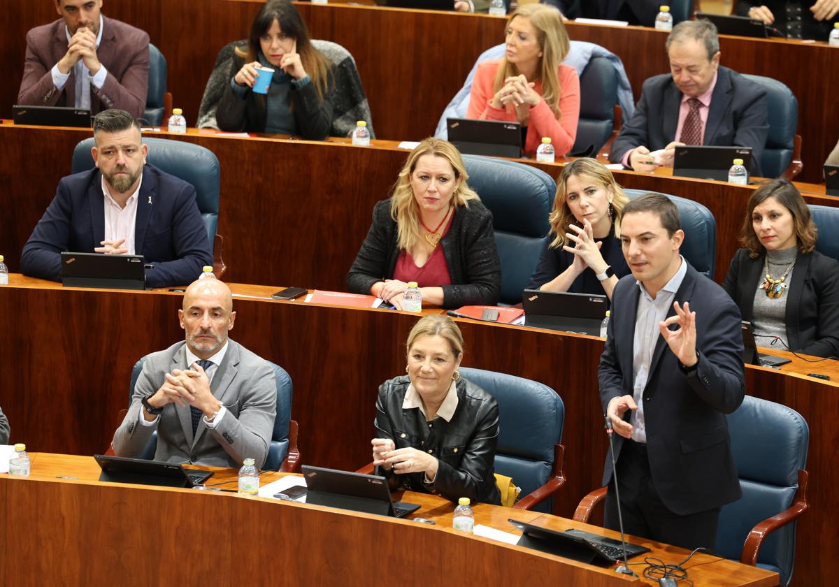 El portavoz del PSOE en Madrid, Juan Lobato, durante el debate de la ley trans en la Asamblea