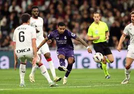 Rodrygo dispara para anotar el primero de sus dos tantos en la victoria del Real Madrid ante el Athletic de Bilbao