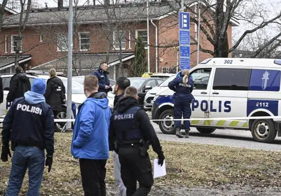 Policías finlandeses montan guardia frente a la escuela de la ciudad sureña de Vantaa en la que se ha registrado el tiroteo.