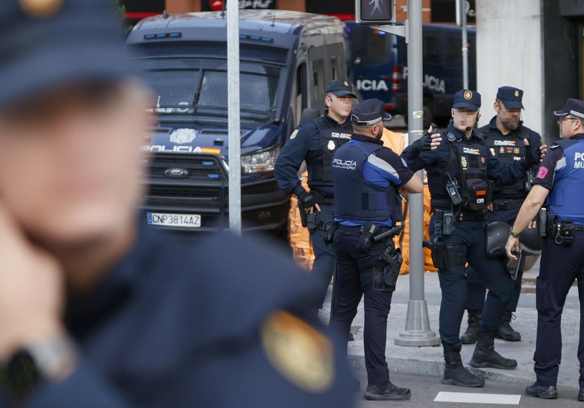 Varios agentes de la Policía Nacional en Madrid