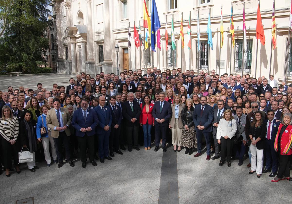 Feijóo, junto a la portavoz del PP en el Senado y cerca de 300 concejales del PP a las puertas de la Cámara.