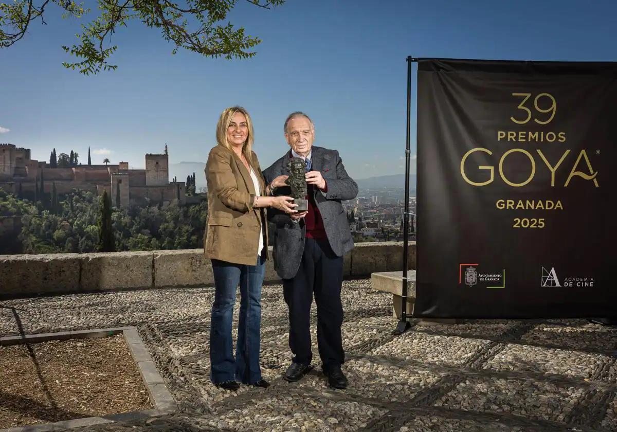 El presidente de la Academia, Fernando Méndez-Leite, en el mirador de San Nicolás junto a Marifrán Carazo.