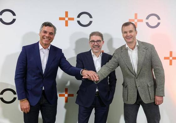El general manager de MásMóvil, Germán López, el consejero delegado de Orange España, Ludovic Pech, y el CEO de Yoigo, Meinrad Spenger, en la presentación de Masorange.