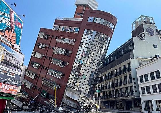 Un edificio dañado por el seísmo en la ciudad de Hualien (Taiwán).