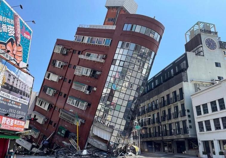 Un edificio dañado por el seísmo en la ciudad de Hualien (Taiwán).