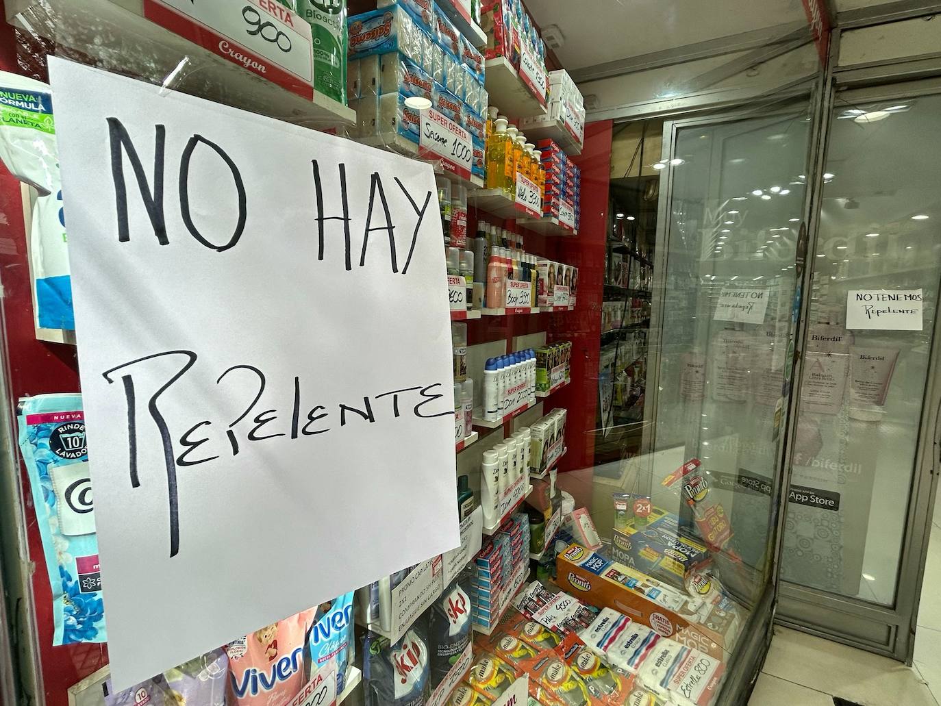 Las tiendas y farmacias colocan el cartel de repelentes agotados.