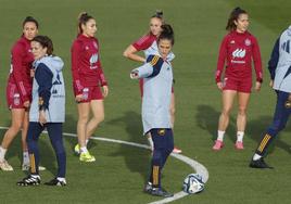Montse Tomé supervisa una sesión de entrenamiento de la selección española femenina.