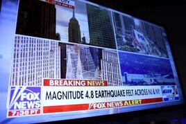 Una pantalla de la Bolsa muestra una alerta informativa en la cadena Fox.