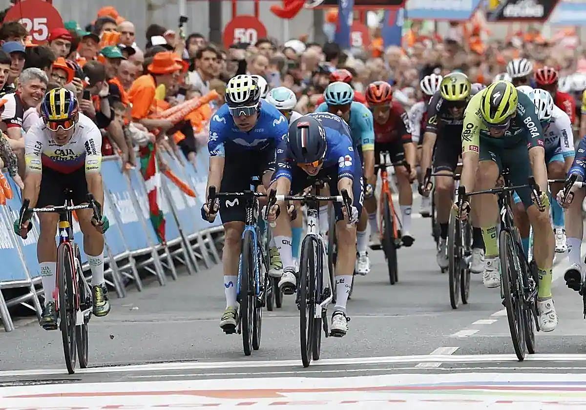 Gregoire lanza la bicicleta entre Aular y Schachmann.