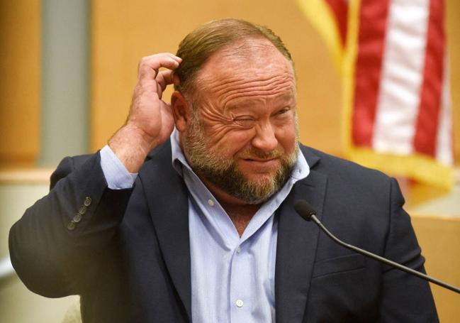 Alex Jones en el juicio.