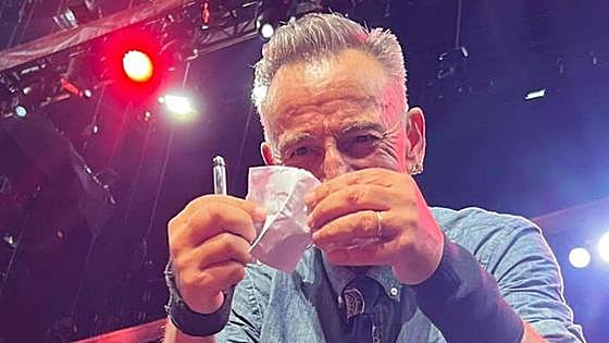 Bruce Springsteen detiene su concierto y firma un justificante para una joven que faltó al colegio