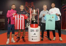 Los entrenadores y capitanes de Athletic y Mallorca posan con el trofeo de Copa en la antesala de la final.