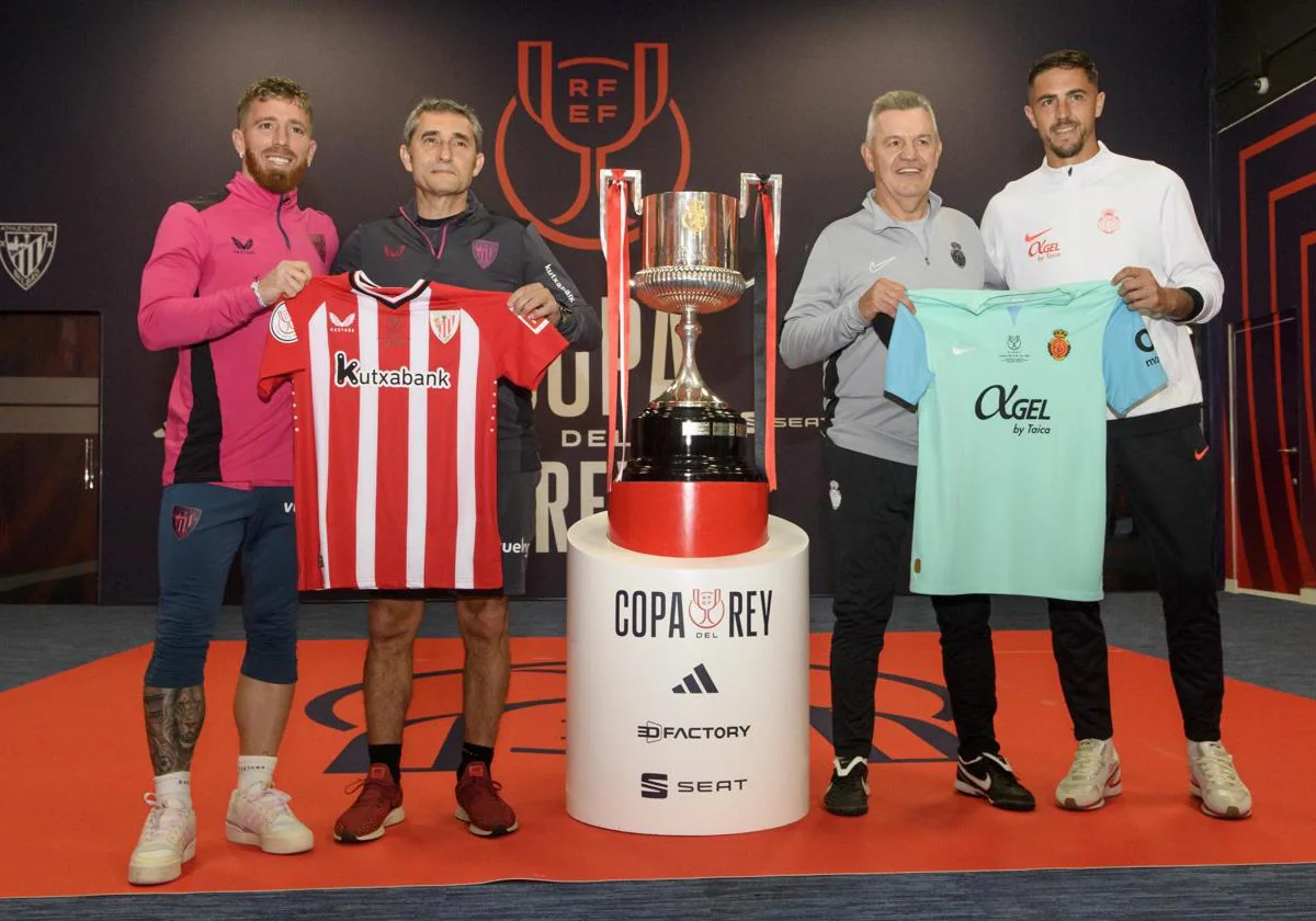 Los entrenadores y capitanes de Athletic y Mallorca posan con el trofeo de Copa en la antesala de la final.