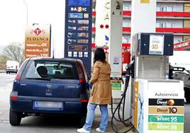 Usuaria en una gasolinera.