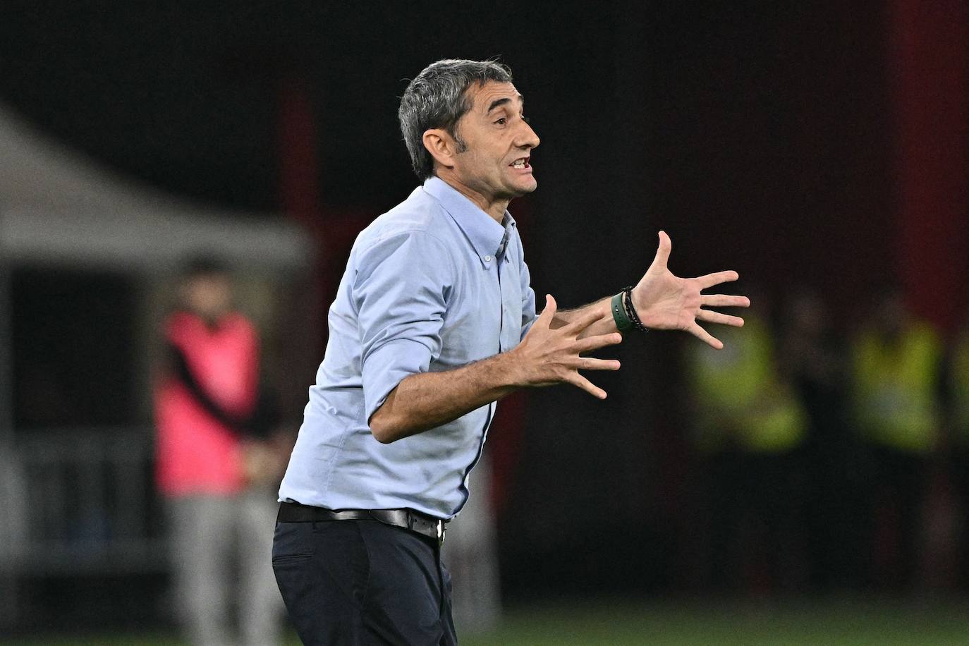 Ernesto Valverde, entrenador del Athletic, da indicaciones durante la primera parte.