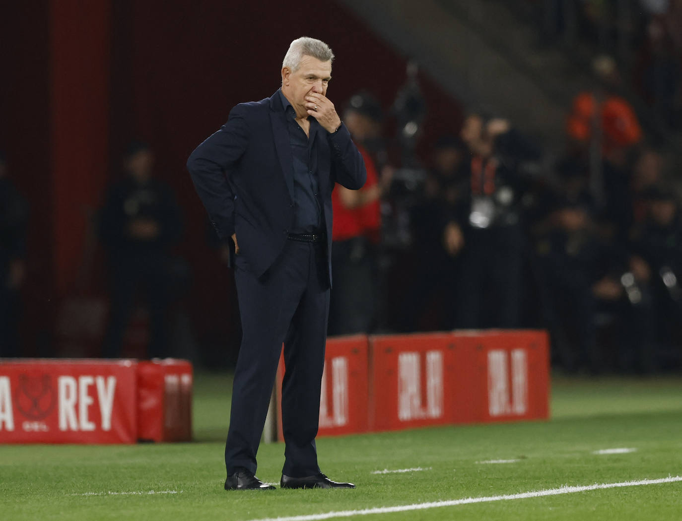 Javier Aguirre, entrenador del Mallorca, pensativo durante la segunda parte.