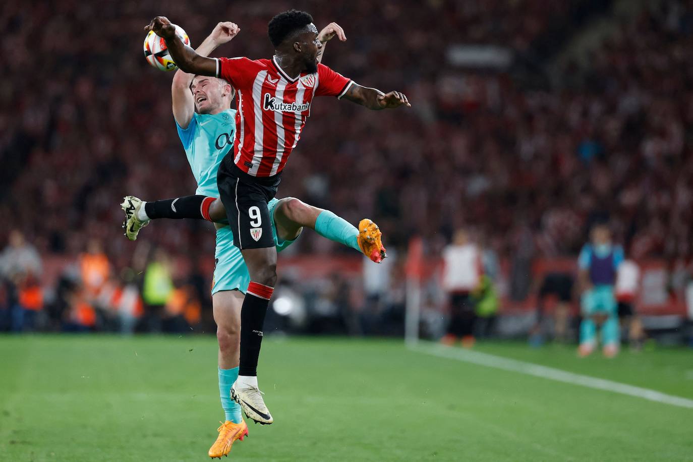 Toni Lato e Iñaki Williams disputan un balón durante la segunda parte.