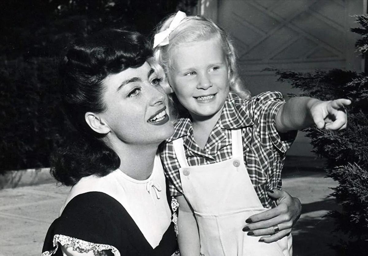 Joan Crawford, con su hija Christina Crawford